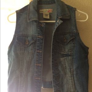 Jean Vest.